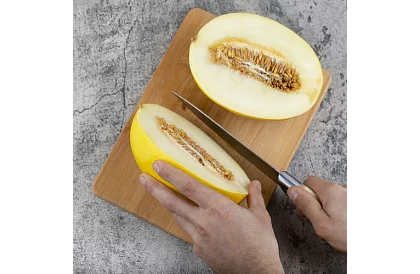 Sada 4 bambusových krájecích a servírovacích prkének + stojan