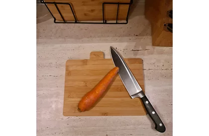 Sada 4 bambusových krájecích a servírovacích prkének + stojan