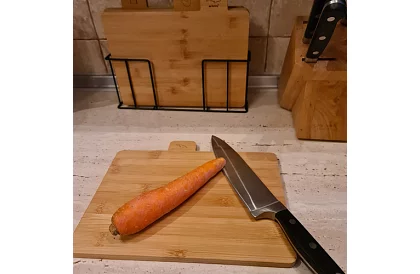 Sada 4 bambusových krájecích a servírovacích prkének + stojan