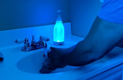 LED svítící nádoba na mýdlo