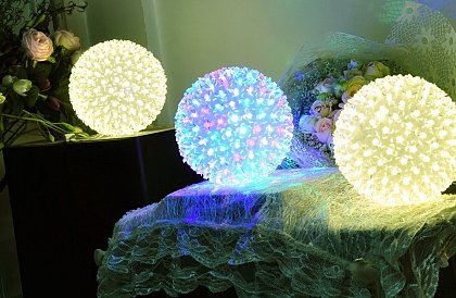 Vánoční LED světelná závěsná koule – průměr 13cm