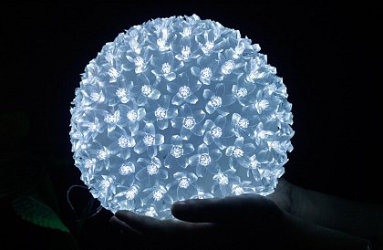 Vánoční LED světelná závěsná koule – průměr 13cm