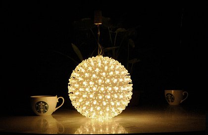 Vánoční LED světelná závěsná koule – průměr 13cm
