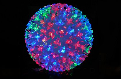 Vánoční LED světelná závěsná koule – průměr 13cm
