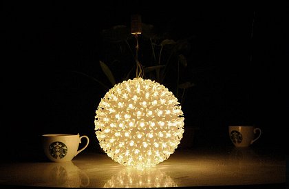 Vánoční LED světelná závěsná koule – průměr 18cm