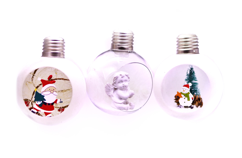 Levně Vánoční baňky s LED osvětlením a postavičkami uvnitř – 3 kusy