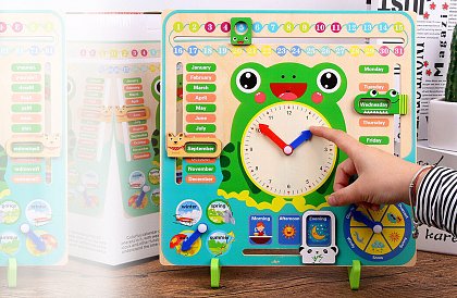 Dřevěný dětský interaktivní kalendář - Žába