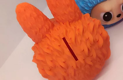 Labubu pokladnička – opakovaně vysypávací, s pohyblivýma očima