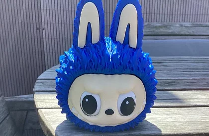 Labubu pokladnička – opakovaně vysypávací, s pohyblivýma očima