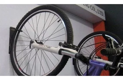 Hák na zavěšení kola na zeď