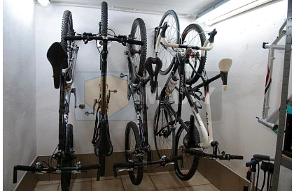 Hák na zavěšení kola na zeď