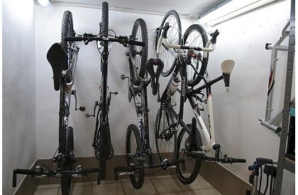 Hák na zavěšení kola na zeď