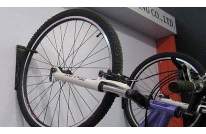 Hák na zavěšení kola na zeď