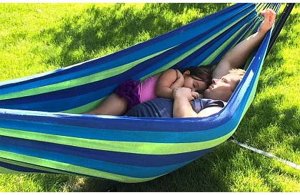 Závěsná zahradní houpací síť pro dva