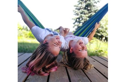 Závěsná zahradní houpací síť pro dva