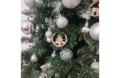 Dřevěné vánoční ozdoby – sada 10 kusů s provázkem