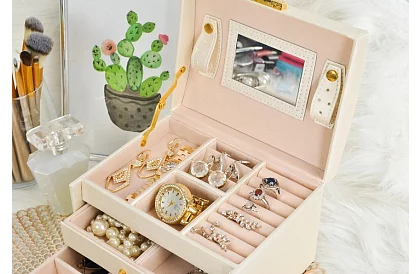 Elegantní šperkovnice – béžová se zámkem a saténovým povrchem