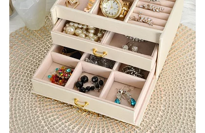 Elegantní šperkovnice – béžová se zámkem a saténovým povrchem