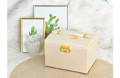Elegantní šperkovnice – béžová se zámkem a saténovým povrchem