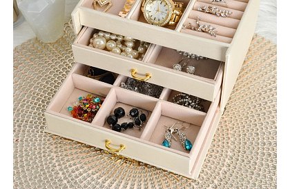 Elegantní šperkovnice – béžová se zámkem a saténovým povrchem