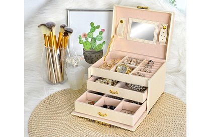 Elegantní šperkovnice – béžová se zámkem a saténovým povrchem