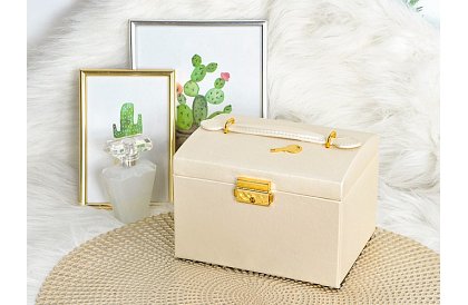 Elegantní šperkovnice – béžová se zámkem a saténovým povrchem