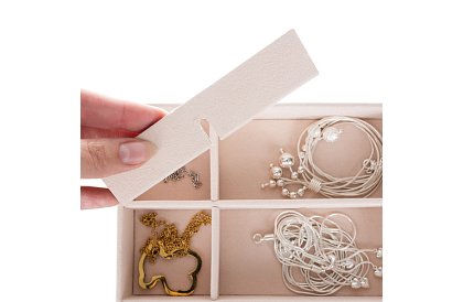 Elegantní šperkovnice – černá se zámkem a saténovým povrchem