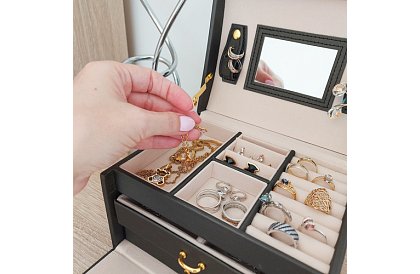 Elegantní šperkovnice – černá se zámkem a saténovým povrchem