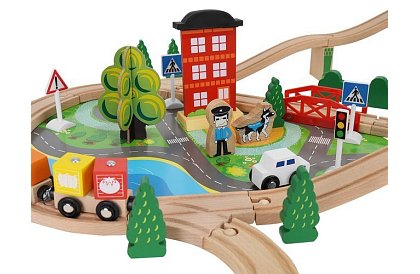 Dřevěná železnice s vláčkem na baterie – 88 dílků