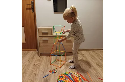 Barevná 3D stavebnice z brček 408 ks – kreativní hra pro děti