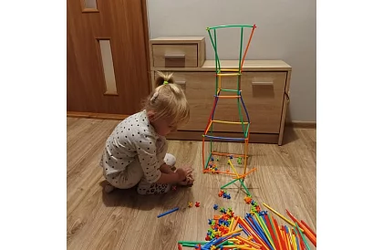 Barevná 3D stavebnice z brček 408 ks – kreativní hra pro děti