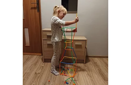 Barevná 3D stavebnice z brček 408 ks – kreativní hra pro děti