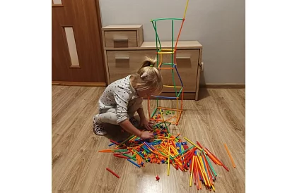 Barevná 3D stavebnice z brček 408 ks – kreativní hra pro děti
