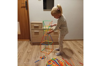 Barevná 3D stavebnice z brček 408 ks – kreativní hra pro děti