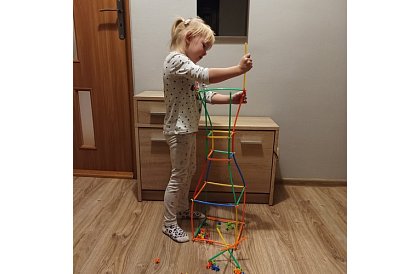 Barevná 3D stavebnice z brček 408 ks – kreativní hra pro děti
