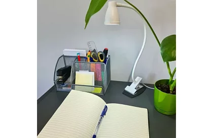 LED lampa na psací stůl s kovovým klipem - bílá