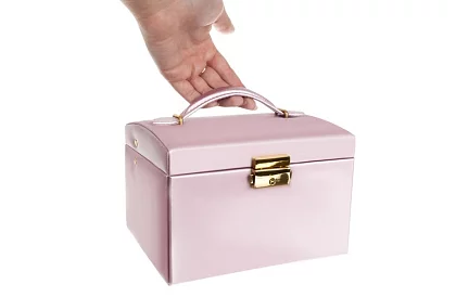 Elegantní šperkovnice – růžová se zámkem a saténovým povrchem