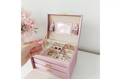 Elegantní šperkovnice – růžová se zámkem a saténovým povrchem