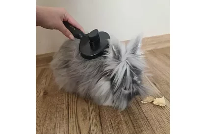 Samočisticí vyčesávací kartáč na srst