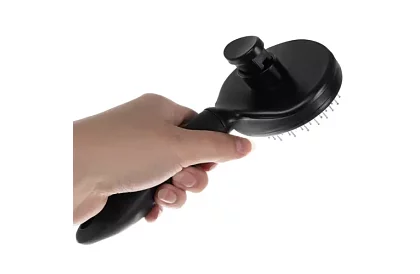 Samočisticí vyčesávací kartáč na srst