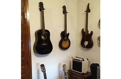 Držák na kytaru – univerzální pro strunné nástroje