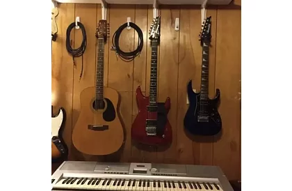 Držák na kytaru – univerzální pro strunné nástroje