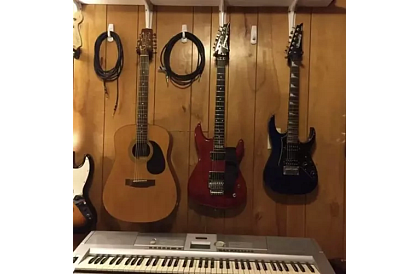 Držák na kytaru – univerzální pro strunné nástroje