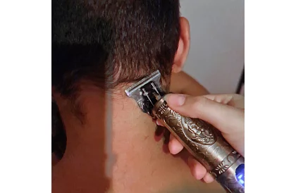 Zastřihovač vlasů a vousů 4 v 1