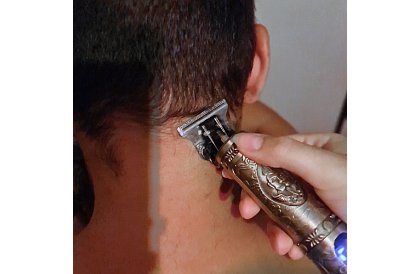 Zastřihovač vlasů a vousů 4 v 1