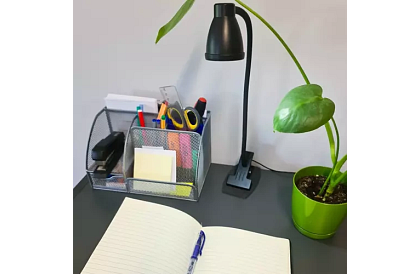 LED lampa na psací stůl s kovovým klipem – černá