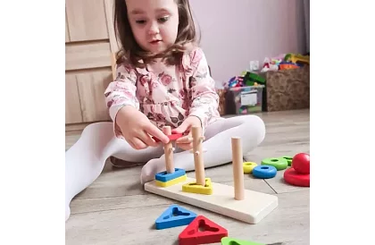 Dřevěné skládačky pro děti – třídič tvarů