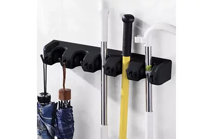 Nastěnný držák na zahradní nářadí