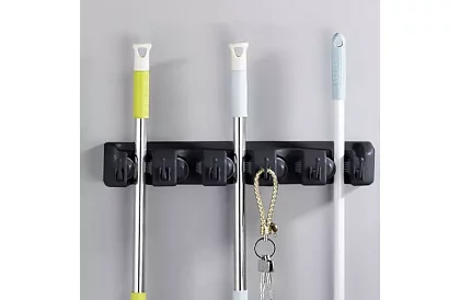 Nastěnný držák na zahradní nářadí