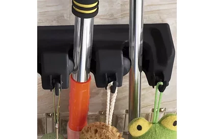 Nastěnný držák na zahradní nářadí